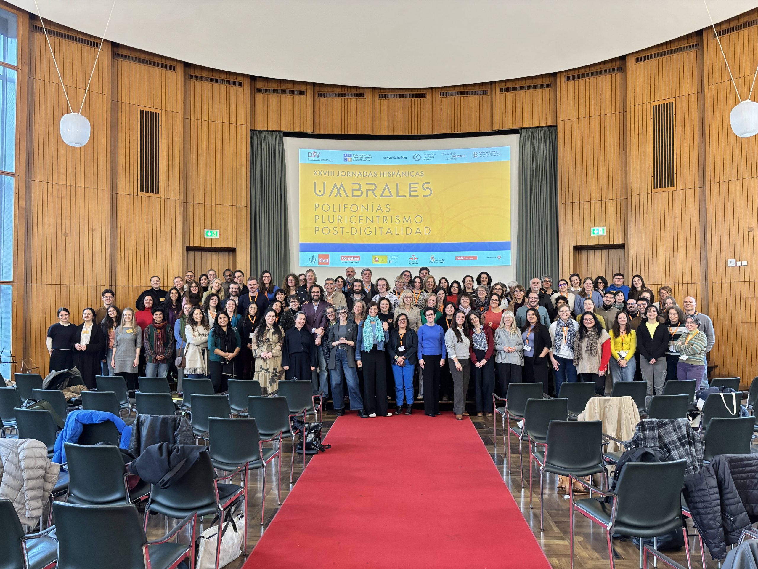 Abschlussfoto der (verbliebenen) KonferenzteilnehmerInnen und Team